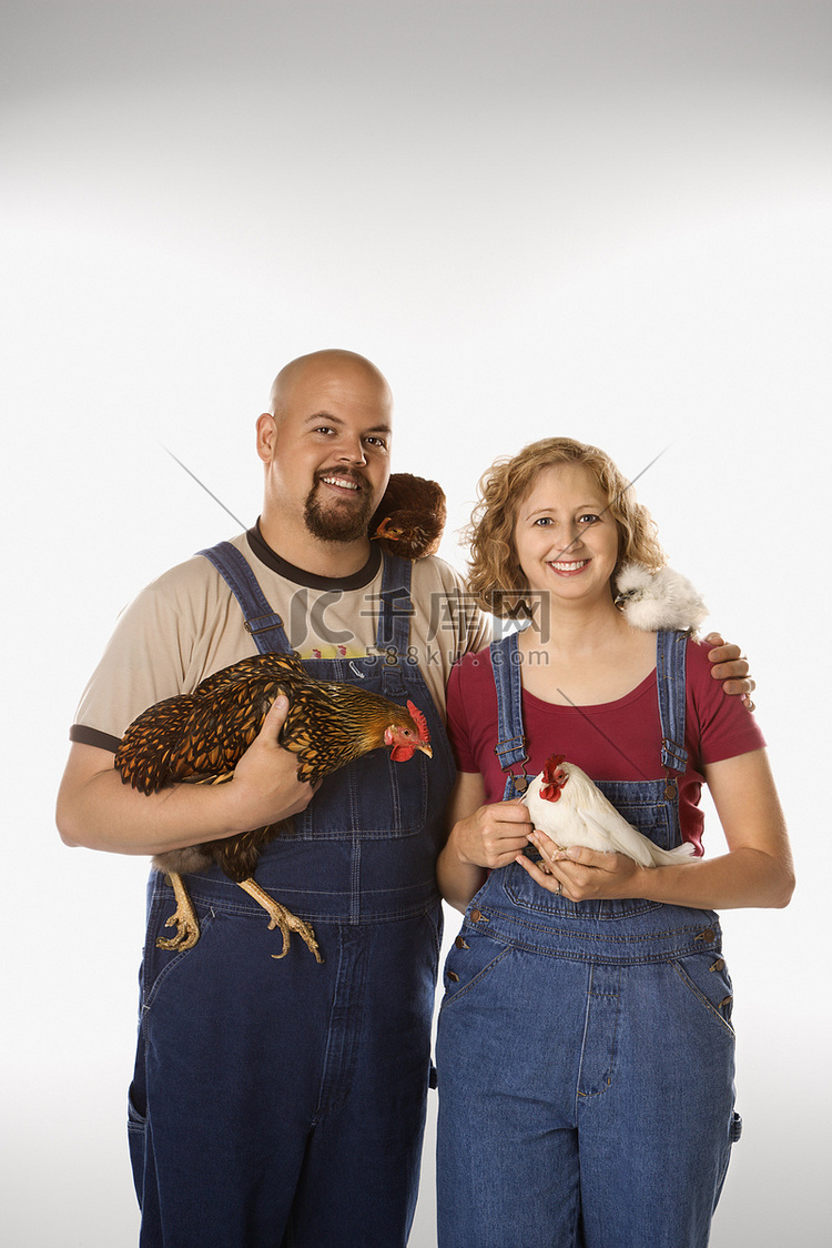 有鸡的女人和男人。