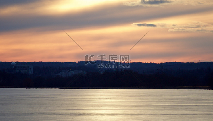 背景是冰湖上美丽的夕阳