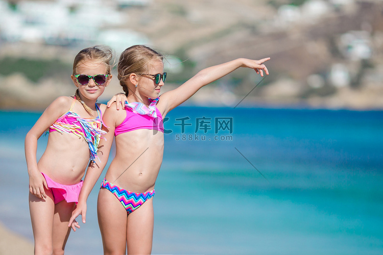 两个小女孩一起在海滩度假