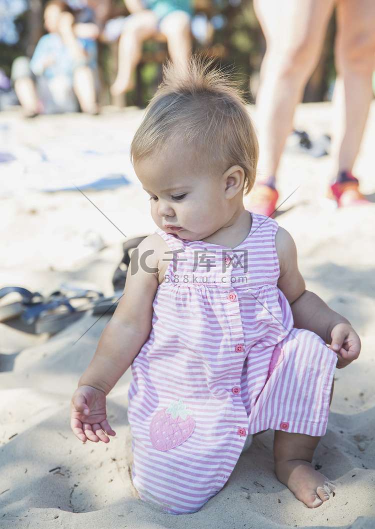 可爱的新生婴儿在沙滩上玩耍