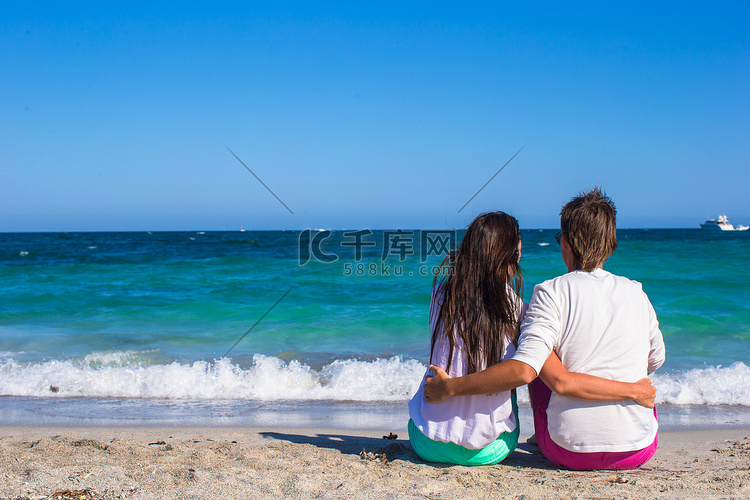 热带度假期间在白色沙滩上浪漫情