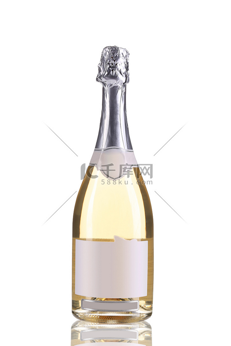 一瓶带银色顶盖的香槟。