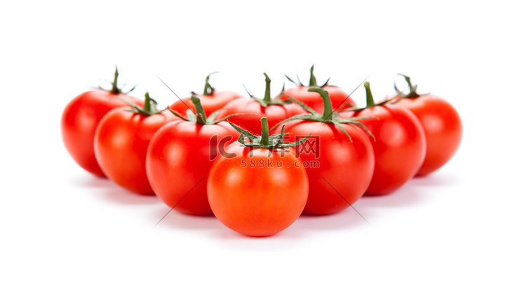 白色背景中的一些红番茄
