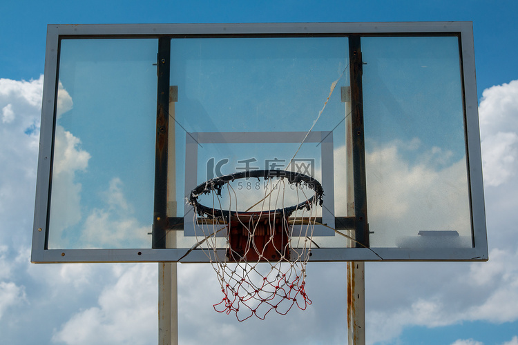 篮球户外篮球场网篮圈板室外蓝天