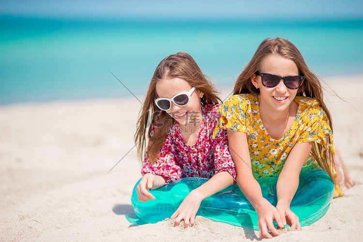 暑假期间可爱的小女孩们一起玩得