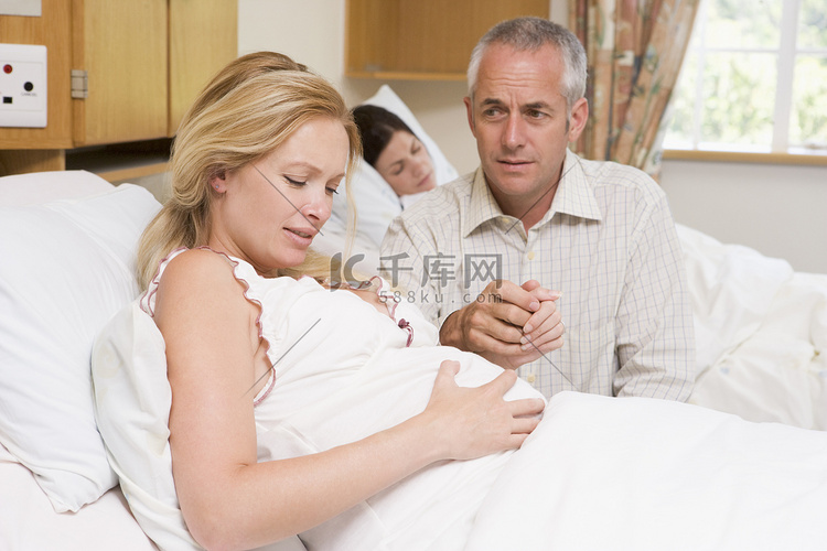 孕妇在医院与丈夫一起痛苦