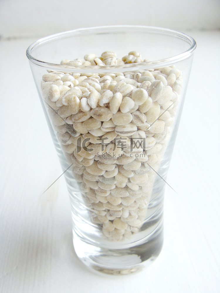 玻璃杯中的珍珠大麦