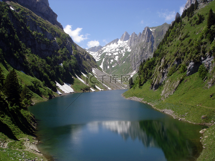 瑞士阿尔卑斯山的高山湖泊