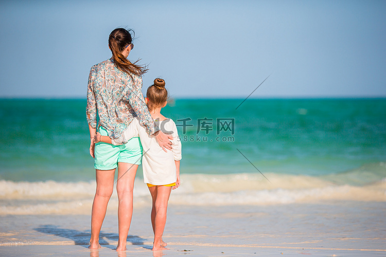 美丽的母女在加勒比海滩享受暑假