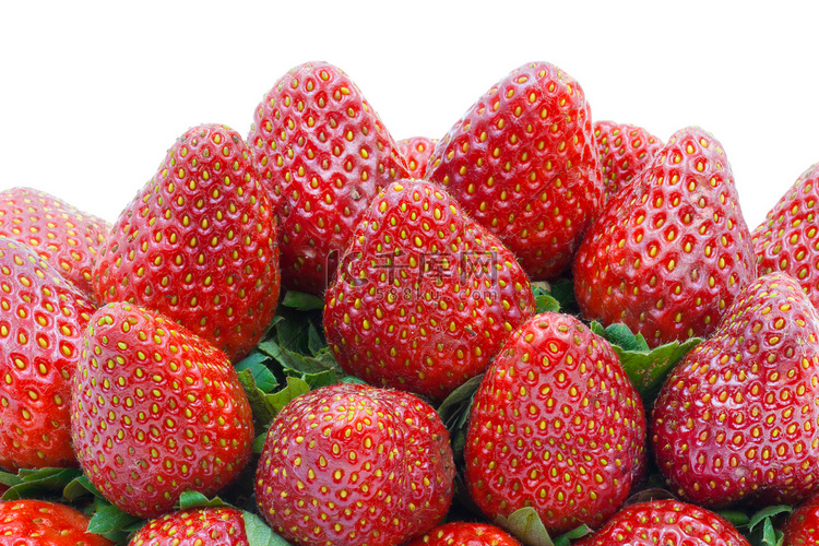 孤立在白色背景上的一堆草莓