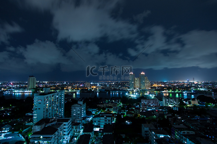 曼谷市在晚上。