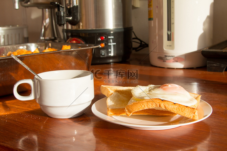 咖啡面包和鸡蛋早餐，传统早餐