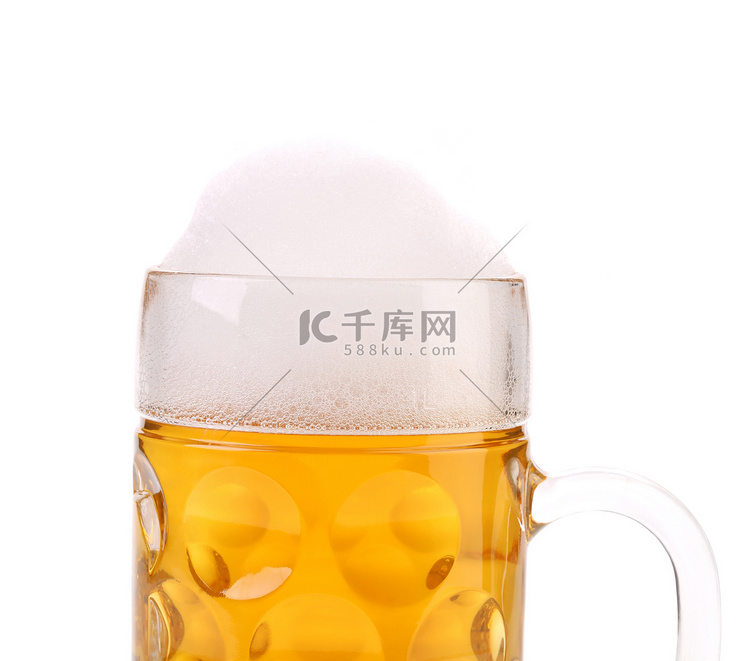 满杯啤酒泡沫的特写镜头。