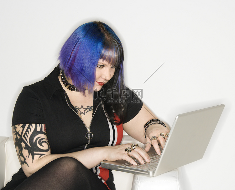 便携式计算机上的女人。