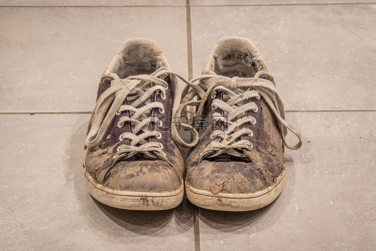 一双带泥的脏鞋