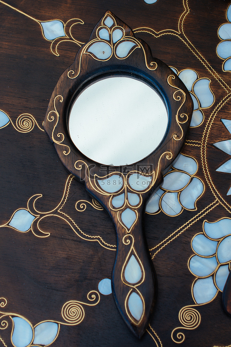 镜子上镶嵌珍珠母的例子