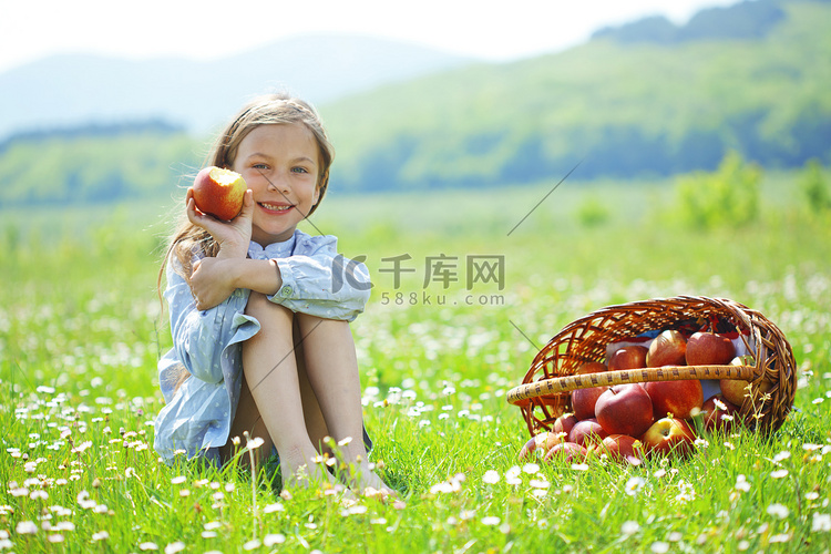 孩子在田里吃苹果