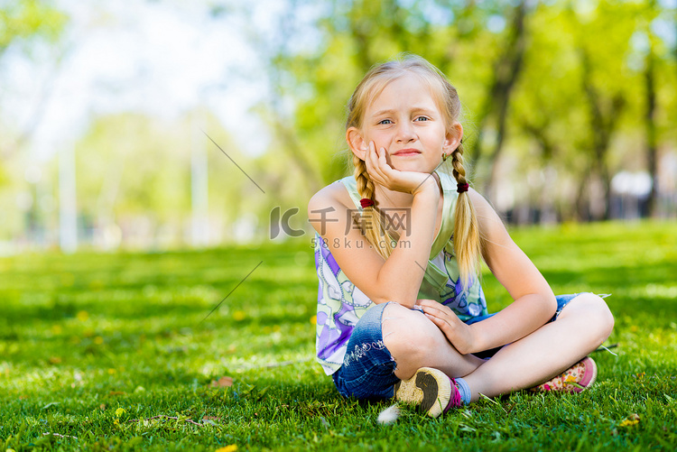一个女孩在公园里的肖像