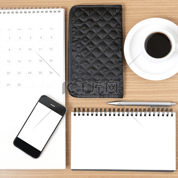 桌面：咖啡与电话、记事本、钱包