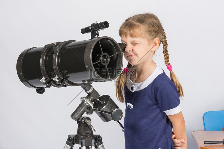 女业余天文学家用望远镜看星星