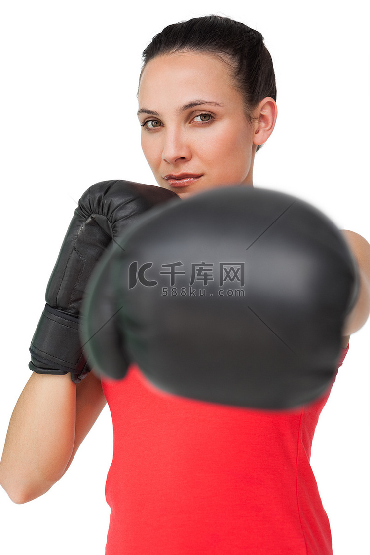 专注于训练的坚定女拳击手的画像