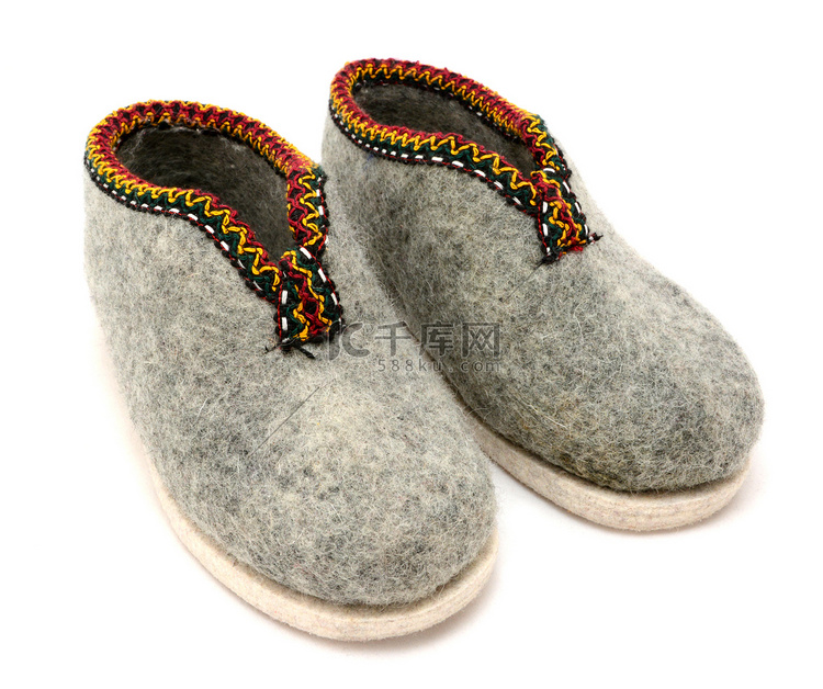 一双传统的奥地利刺绣毡拖鞋