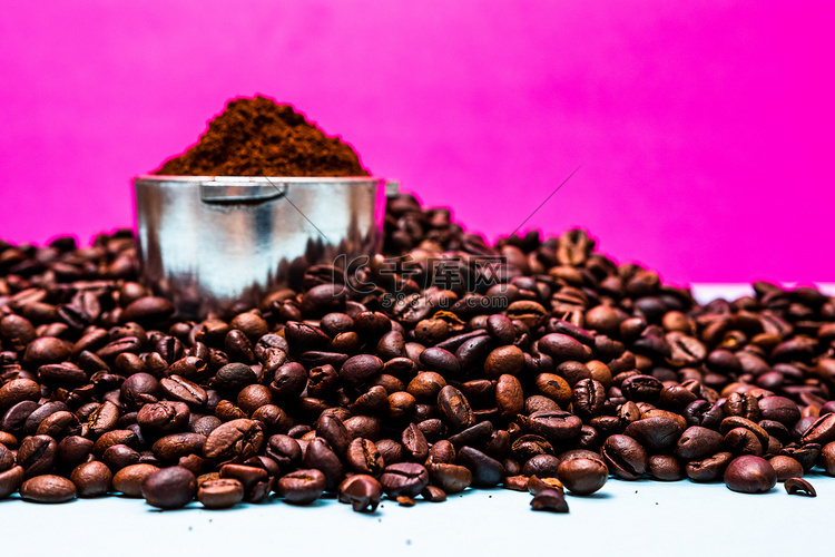 组合物中的咖啡豆和带有磨碎咖啡