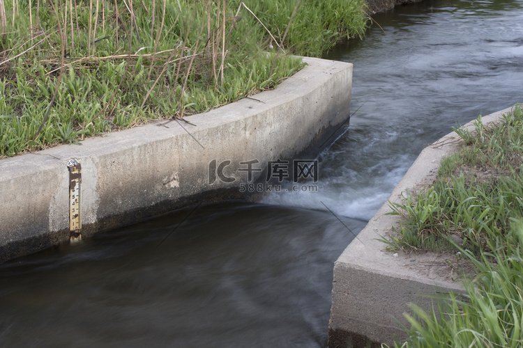 带流量测量结构的灌溉沟渠