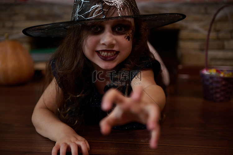 一个戴着魔法帽的小女巫伸出了手