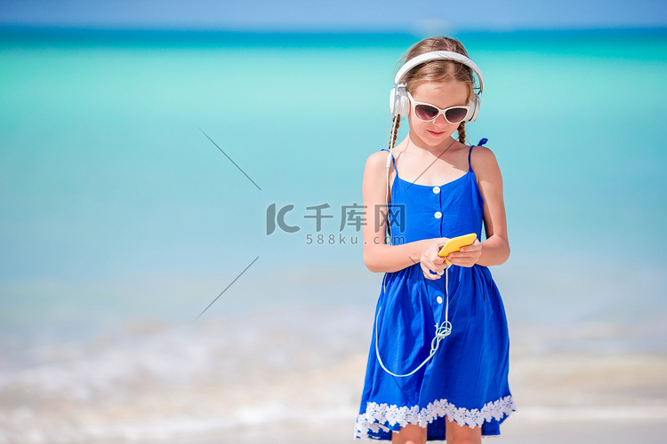 坐在沙滩上听音乐背景海的小可爱