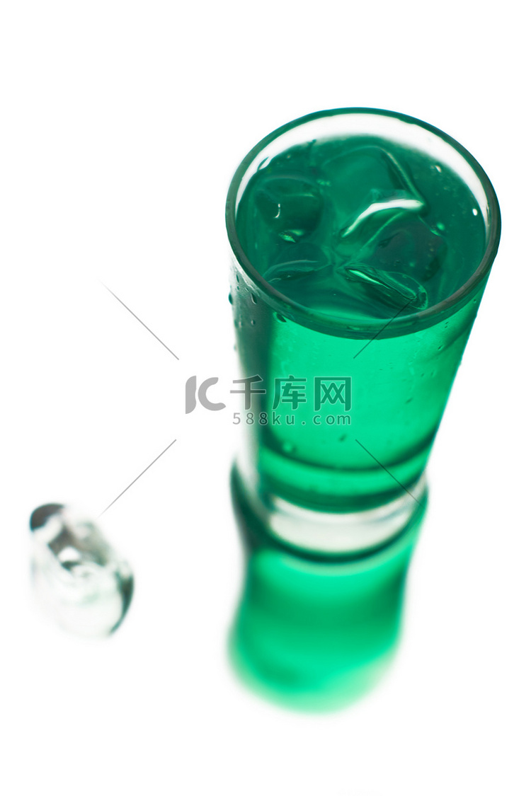 白色背景中玻璃杯中加冰的冷淡绿