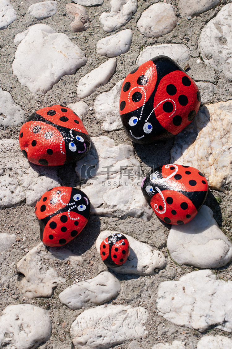 美丽的花园装饰红色瓢虫画在石头