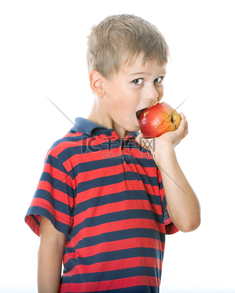 拿着苹果的男孩