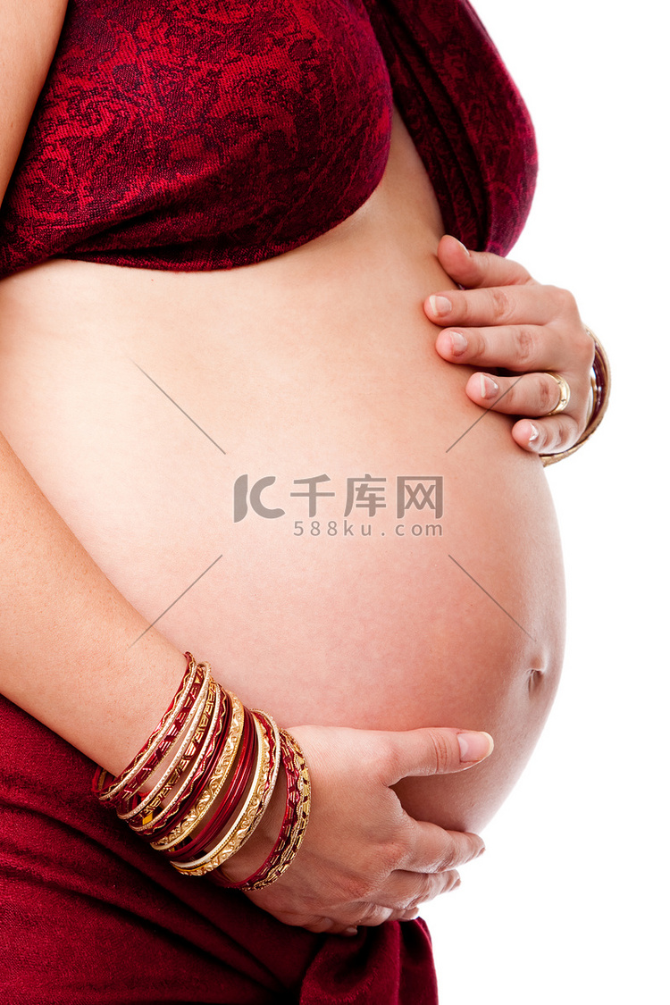 孕妇抱着肚子