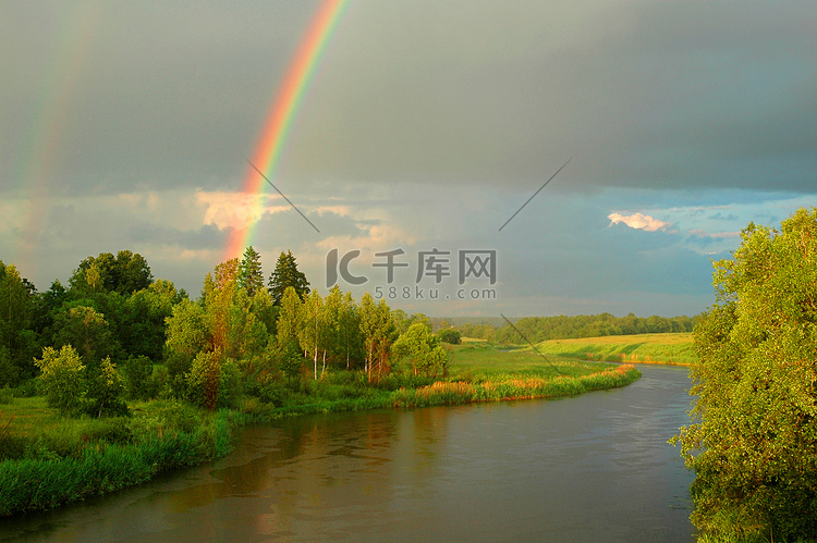 小河上方的彩虹。