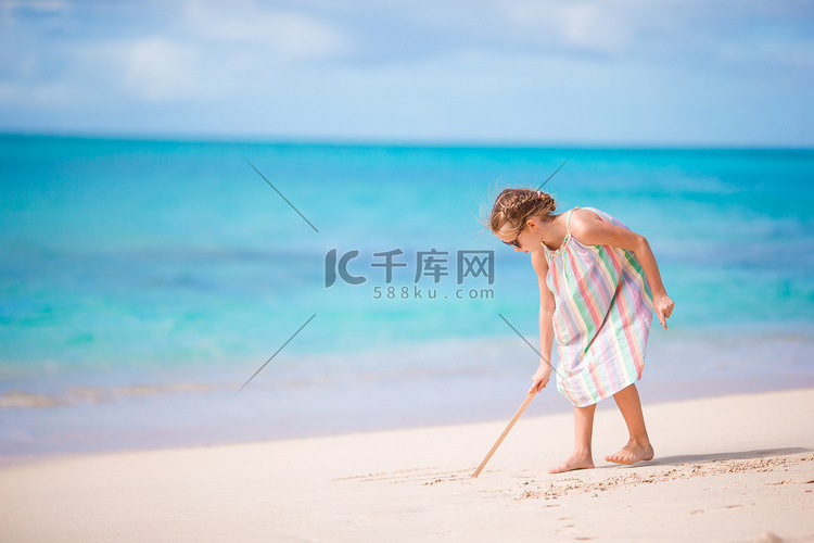 暑假期间在沙滩上画沙子的可爱小