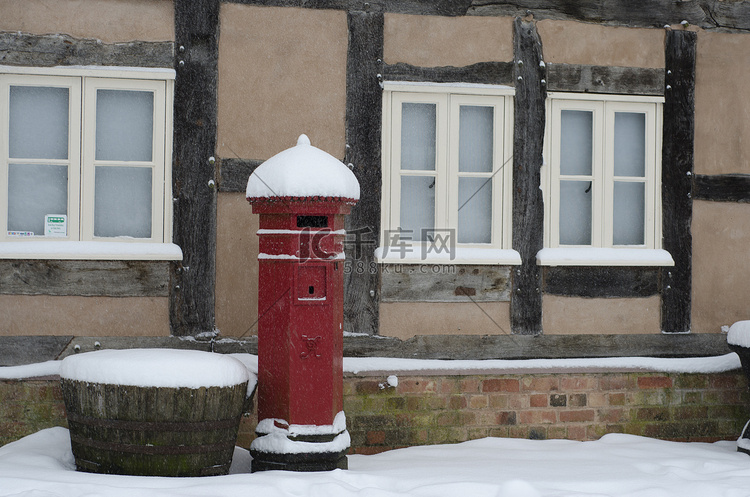 雪中​​的红色邮箱