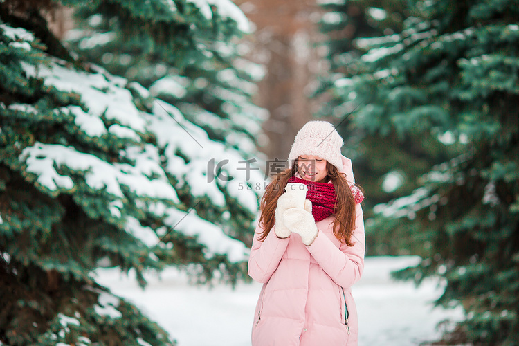 快乐的女孩在美丽的冬日在户外享