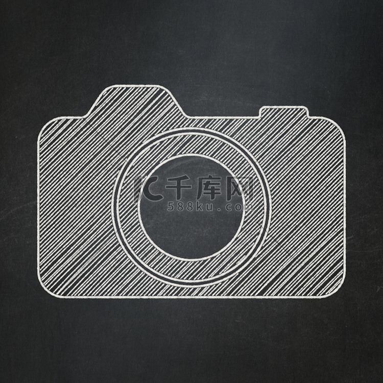 旅游概念： 黑板背景上的相机