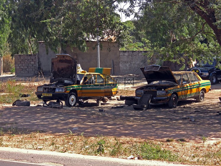 在冈比亚修理汽车。
