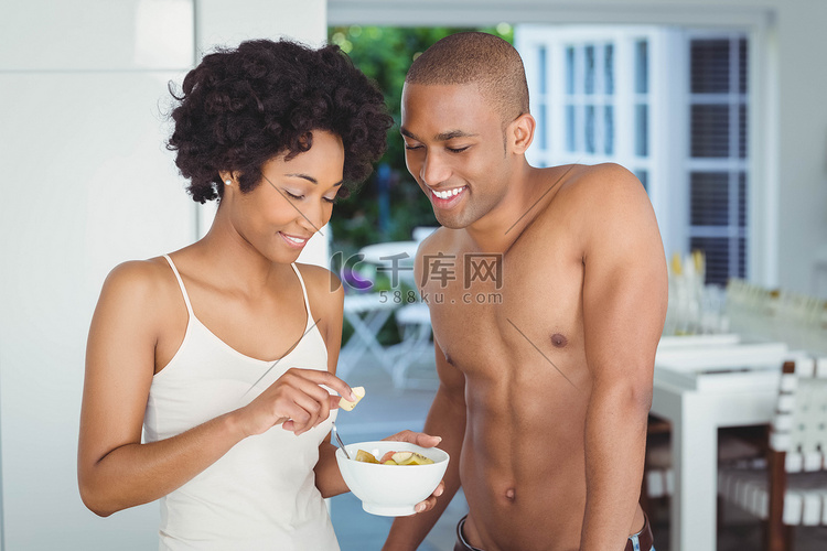 幸福的夫妻在厨房里吃早餐