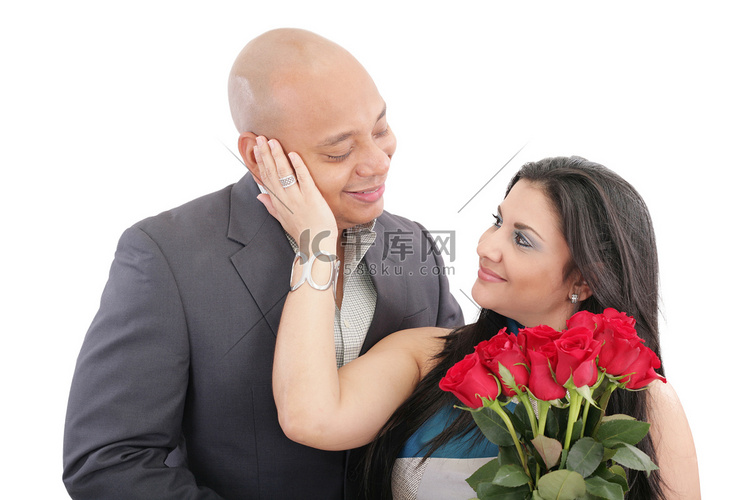快乐的女人收到她情人的一束红玫