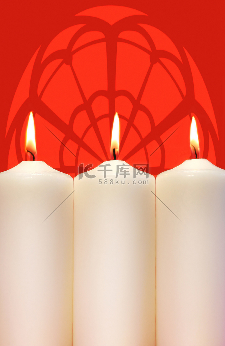三个白色假日蜡烛