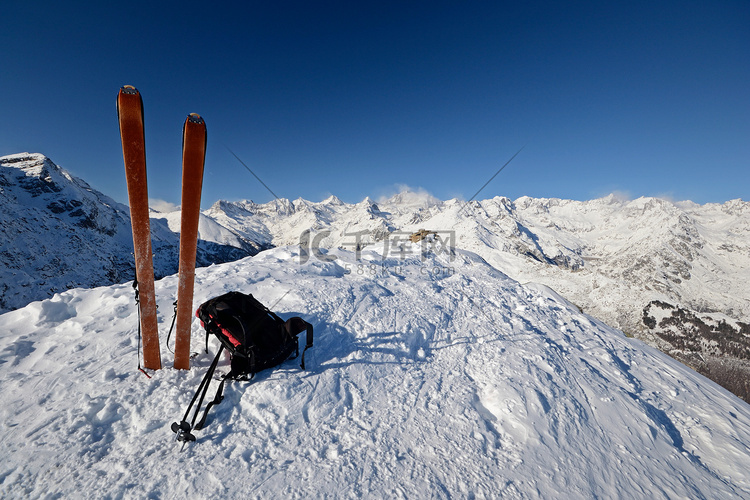 滑雪旅游设备和雪崩安全工具