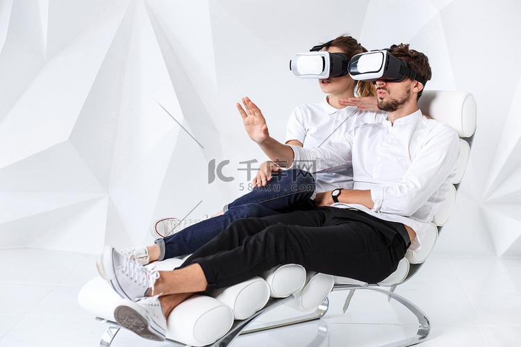 一对戴着 VR 耳机的年轻夫妇