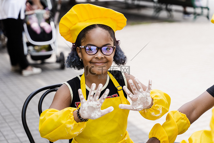 非洲黑人厨师小女孩双手捧着面粉