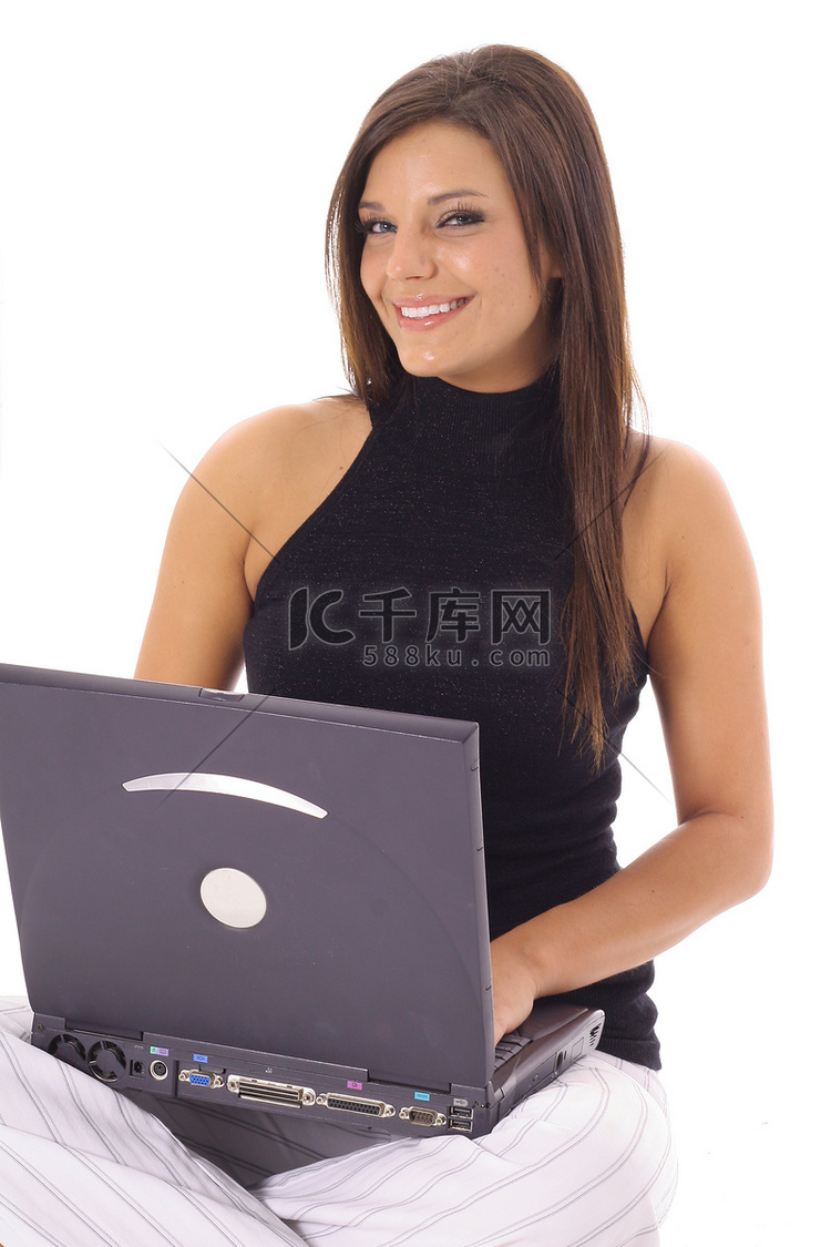 一个快乐的女人在笔记本电脑垂直