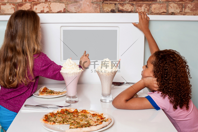 小女孩在餐厅享用披萨
