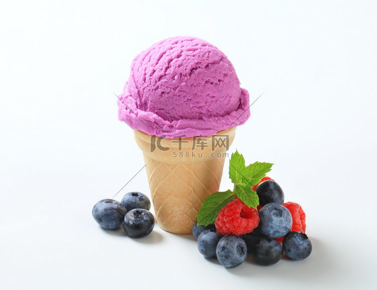 蓝莓冰淇淋甜筒