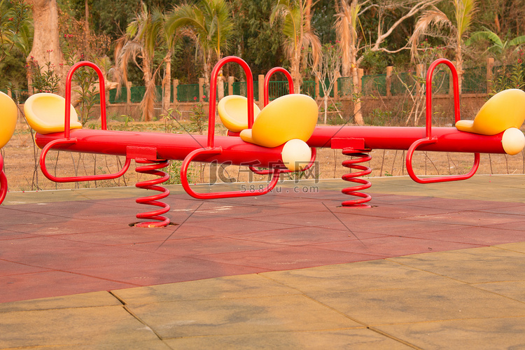 公共公园现代色彩缤纷的儿童游乐
